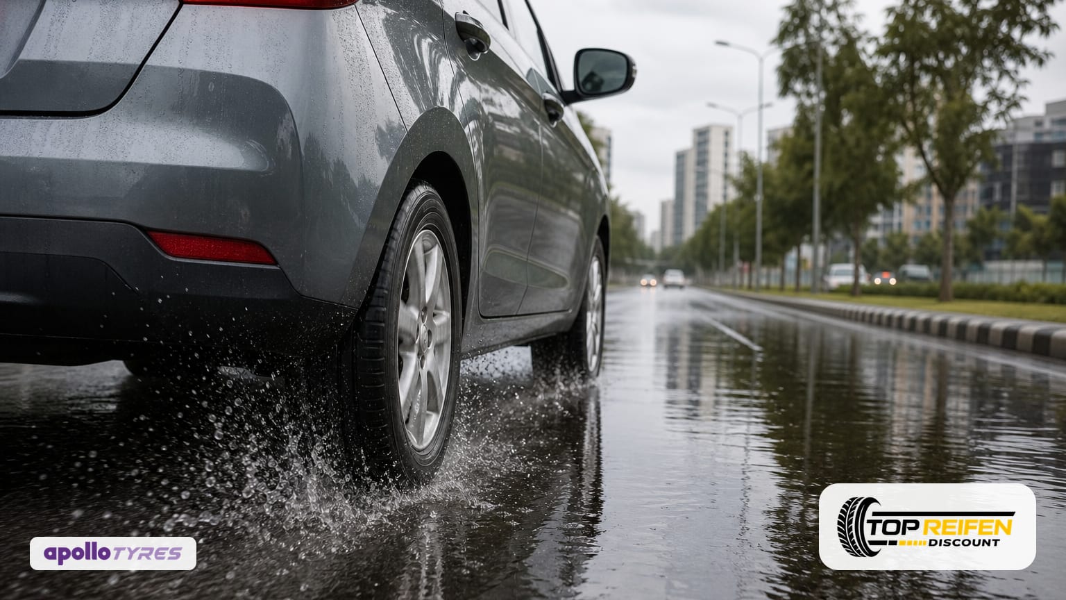 APOLLO AS-4G+ 205/55 R16 an der Heckachse eines PKW fährt durch eine flache Wasserlache bei Sommerregen; Spritzwasser und Spiegelungen auf nasser Fahrbahn.