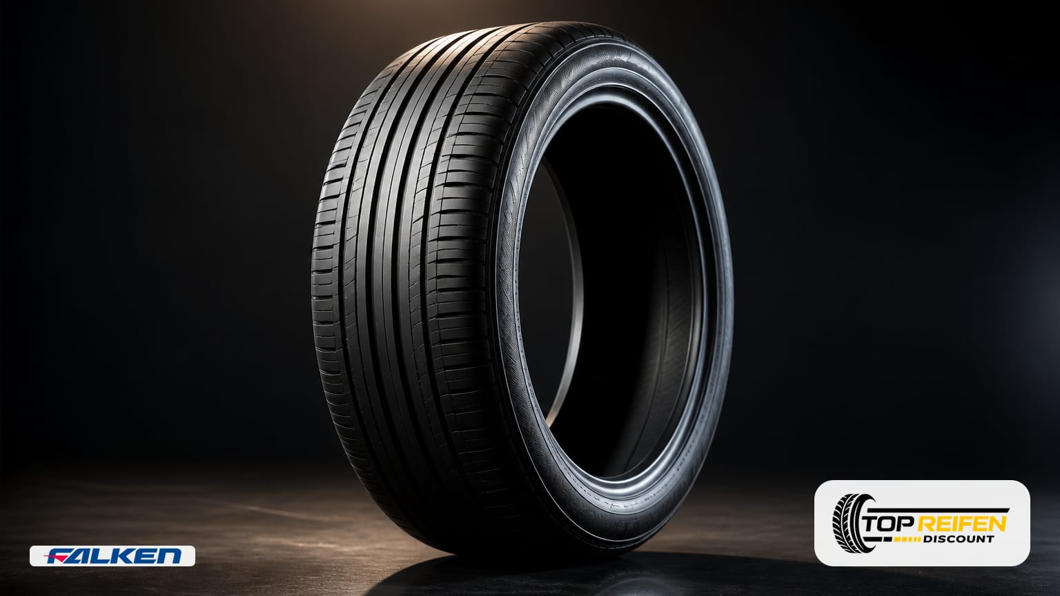 Studio-Stillleben: FALKEN SN110A 175/60 R18 Sommerreifen steht auf dunkler, spiegelnder Fläche; weiche Konturlichter betonen Flanke und Profil.